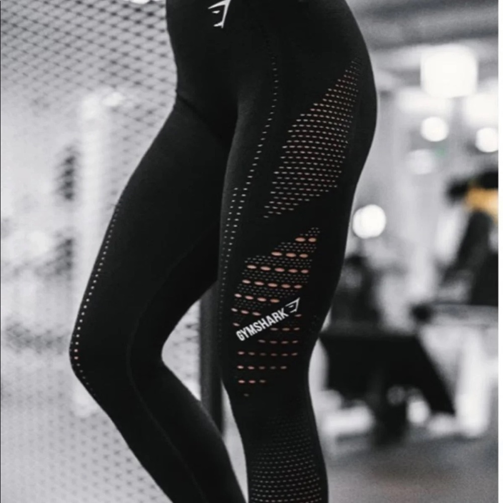 Size L Black NWT Gymshark flawless knit leggings